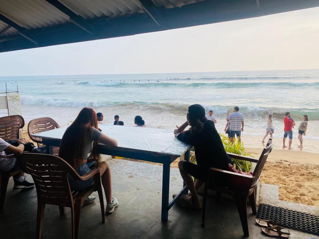 Hansa Surf Hotel Hikkaduwa Esterno foto