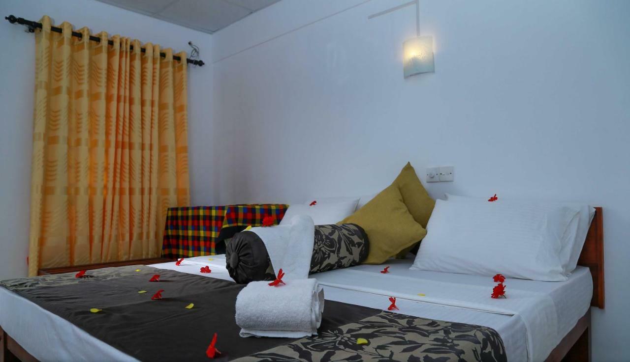 Hansa Surf Hotel Hikkaduwa Esterno foto